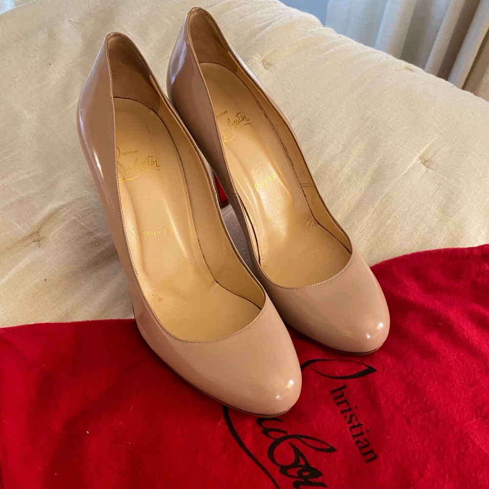 Christian Louboutin Beige/Nude RonRon patent leather pumps